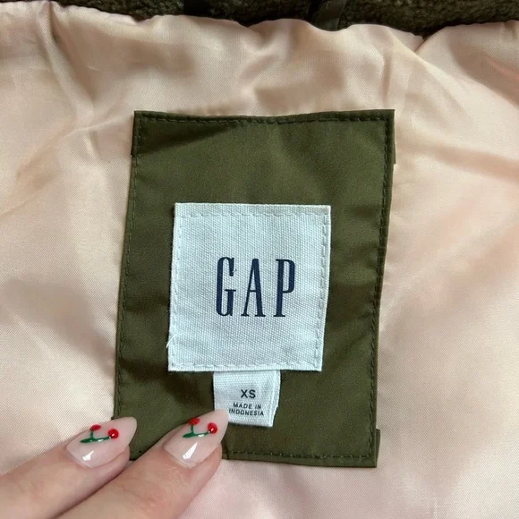 Gap Women’s Olive Green Zip Up Puffer Vest Size Extra Small - Picture 4 of 6